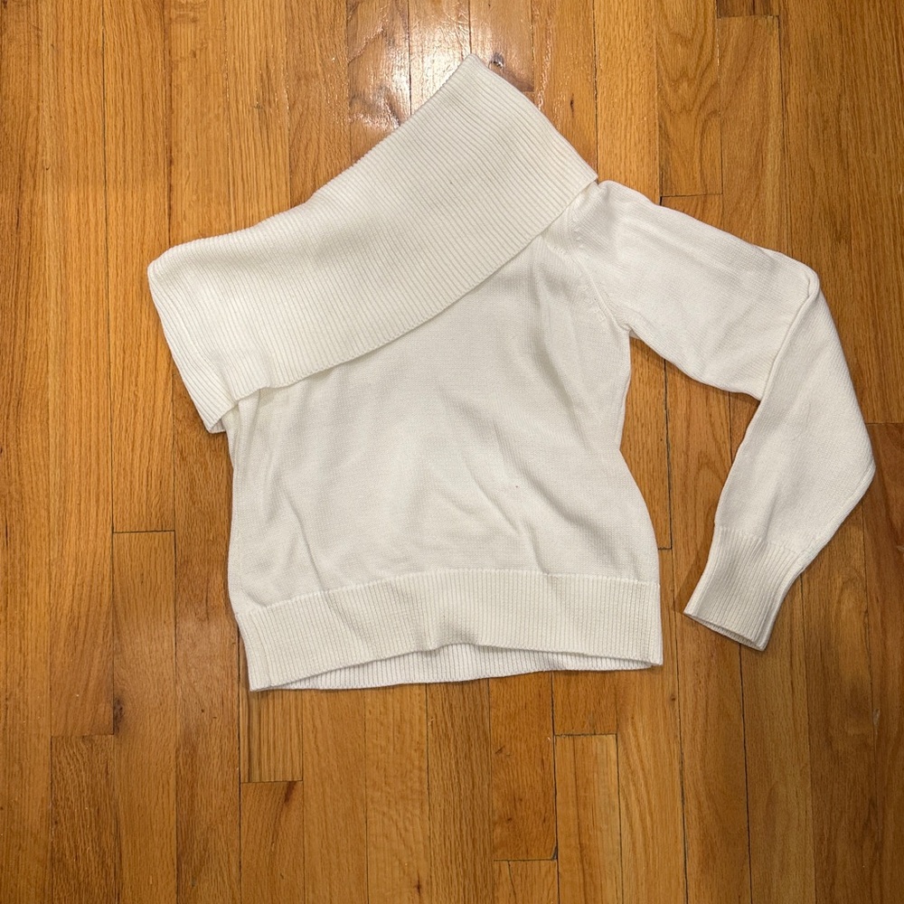 Olivaceous Women’s White Sweater Size Medium